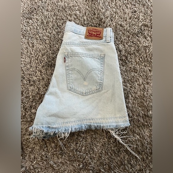Levi’s Light Wash High Waisted Mom Distressed Jean Shorts Women’s Size 31/12 - Picture 11 of 14